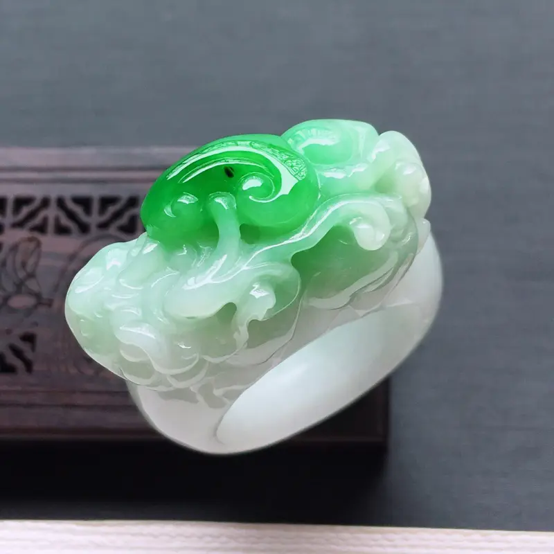 【冰糯种飘阳绿招财貔貅戒指, 料子细腻,雕工精美,颜色漂亮, 圈口:20.3mm 尺寸:31.5×14.5×14mm】图3