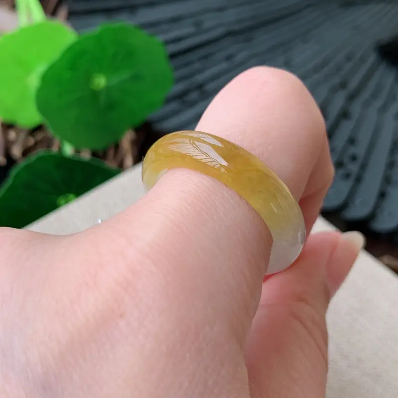 【天然翡翠A货-种好黄翡戒指_种好,玉质细腻,水头饱满,形体漂亮,水润精致,上手效果佳,尺寸20*5.8*3.3mm】图6