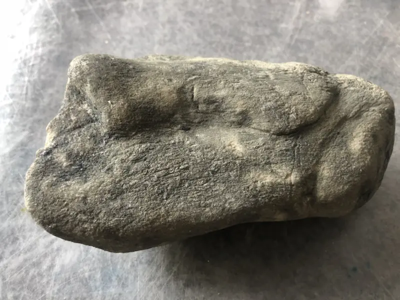 【👉 【名称】1.65kg南齐全赌料
【重量】1.65kg
【尺寸】150-80-50mm
【产地】缅甸新货翡翠原石
【描述】新货来袭!《免费切,免费盖手镯》南齐全赌料,皮壳完整紧致,灯下水足起荧光,喜欢的老板速来抢购。H836】图6