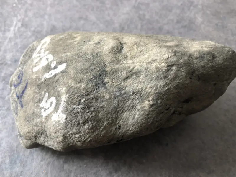 【👉 【名称】1.65kg南齐全赌料
【重量】1.65kg
【尺寸】150-80-50mm
【产地】缅甸新货翡翠原石
【描述】新货来袭!《免费切,免费盖手镯》南齐全赌料,皮壳完整紧致,灯下水足起荧光,喜欢的老板速来抢购。H836】图4
