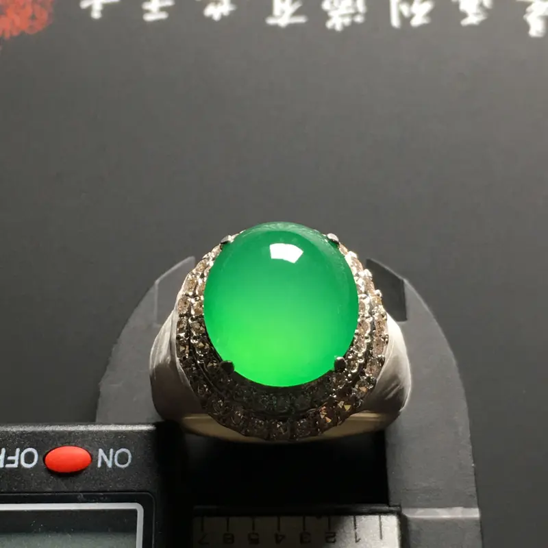 【老坑冰种满色戒面 铜托 尺寸14.7-13-5.8毫米 水润通透 质地细腻 翠色艳丽 厚桩饱满 品相精美 干净无杂质 木那料 镶嵌后效果更佳 收藏佳品】图3