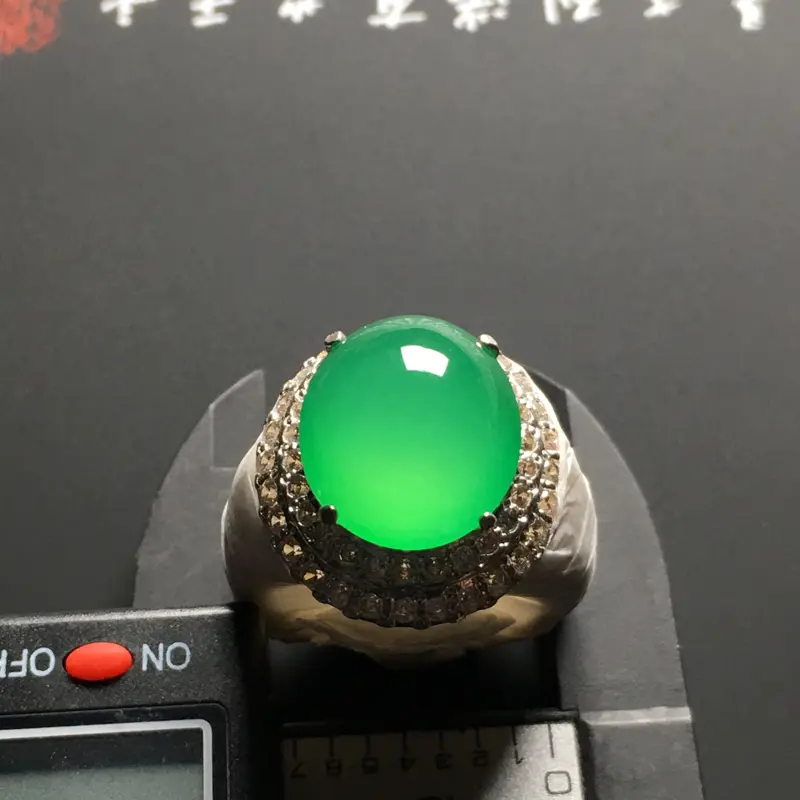 【老坑冰种满色戒面 铜托 尺寸14.7-13-5.8毫米 水润通透 质地细腻 翠色艳丽 厚桩饱满 品相精美 干净无杂质 木那料 镶嵌后效果更佳 收藏佳品】图2