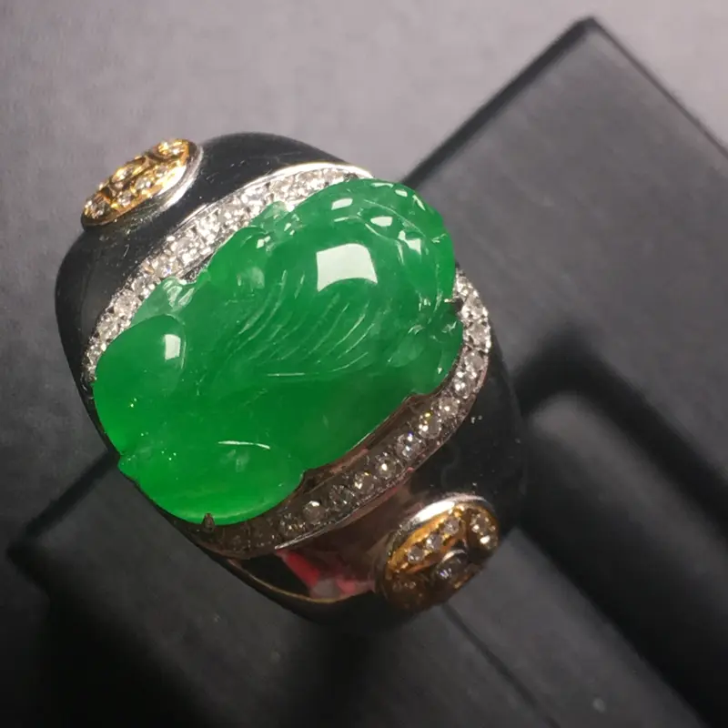 【翡翠A货,阳绿貔貅戒指,18k真金真钻镶嵌,完美,种水超好,玉质细腻。】图5