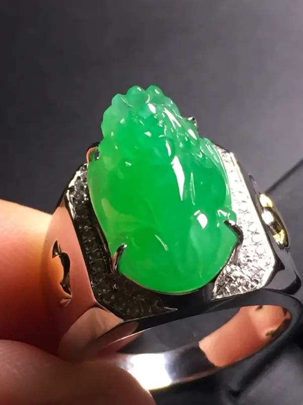 【翡翠A货,阳绿貔貅戒指,18k真金真钻镶嵌,完美,种水超好,玉质细腻。】图3