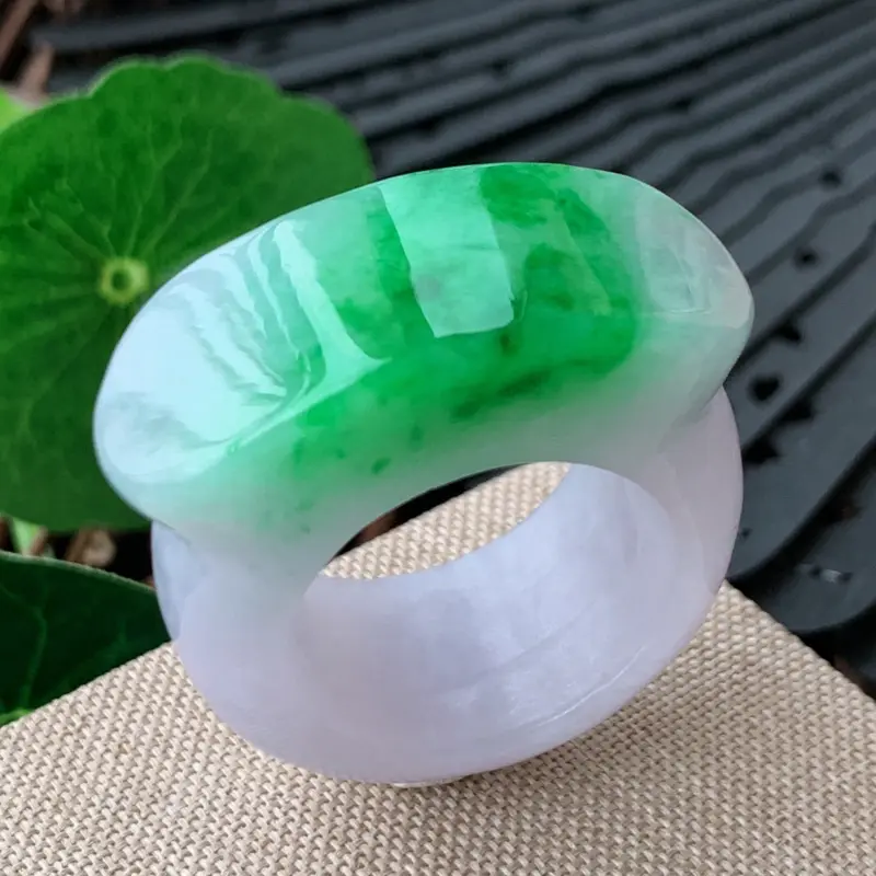 【天然翡翠A货-飘绿马鞍扳指_种好,玉质细腻,水头饱满,形体漂亮,水润精致,上手效果佳,尺寸20.8*34.3*14.3*8.8mm】图3
