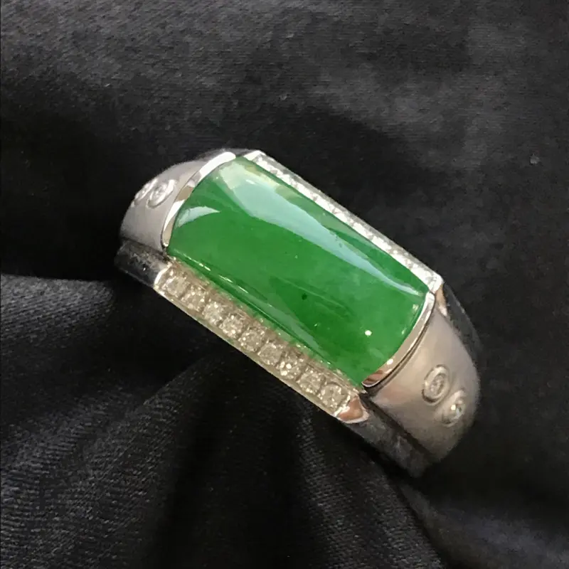 【天然翡翠A货,18K金伴钻镶嵌,满绿马鞍戒指,高品质,色泽鲜艳,饱满圆润,底质细腻,款式新颖时尚,质量超赞,高性价比】图3