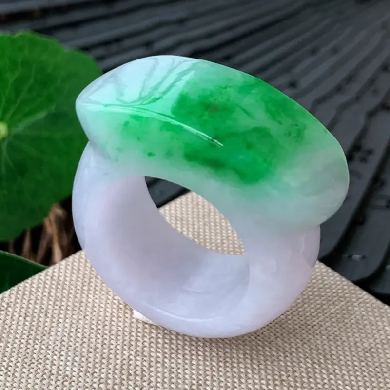【天然翡翠A货-飘绿马鞍扳指_种好,玉质细腻,水头饱满,形体漂亮,水润精致,上手效果佳,尺寸20.8*34.3*14.3*8.8mm】图1