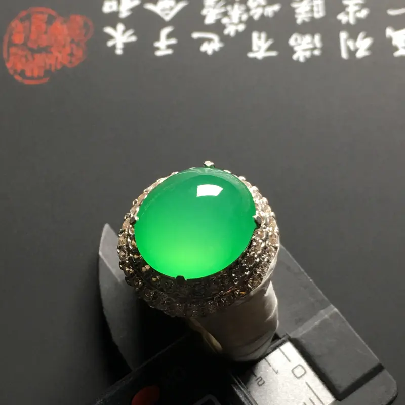 【老坑冰种满色戒面 铜托 尺寸14.7-13-5.8毫米 水润通透 质地细腻 翠色艳丽 厚桩饱满 品相精美 干净无杂质 木那料 镶嵌后效果更佳 收藏佳品】图1