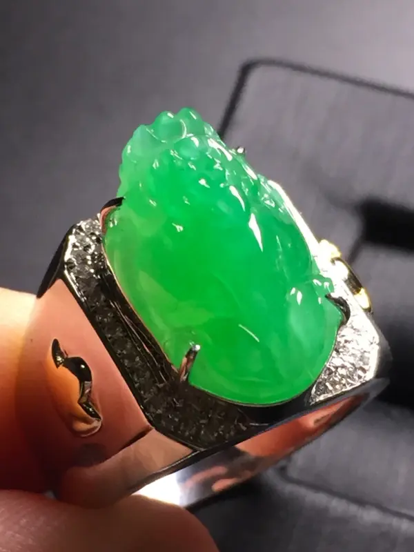【翡翠A货,阳绿貔貅戒指,18k真金真钻镶嵌,完美,种水超好,玉质细腻。】图2