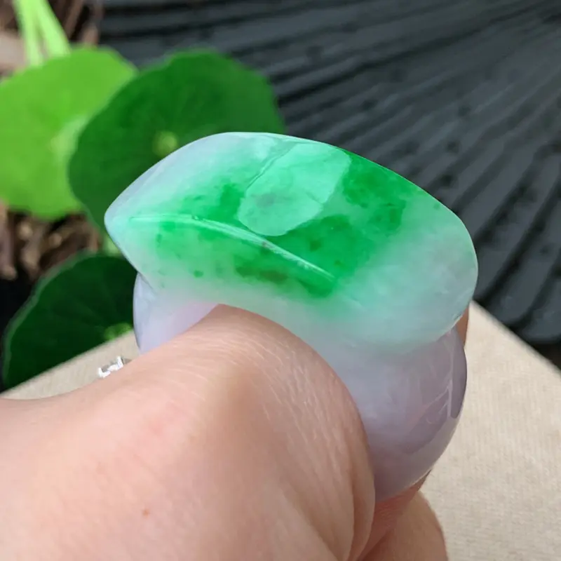 【天然翡翠A货-飘绿马鞍扳指_种好,玉质细腻,水头饱满,形体漂亮,水润精致,上手效果佳,尺寸20.8*34.3*14.3*8.8mm】图8