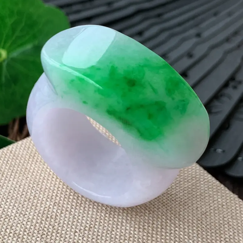 【天然翡翠A货-飘绿马鞍扳指_种好,玉质细腻,水头饱满,形体漂亮,水润精致,上手效果佳,尺寸20.8*34.3*14.3*8.8mm】图5