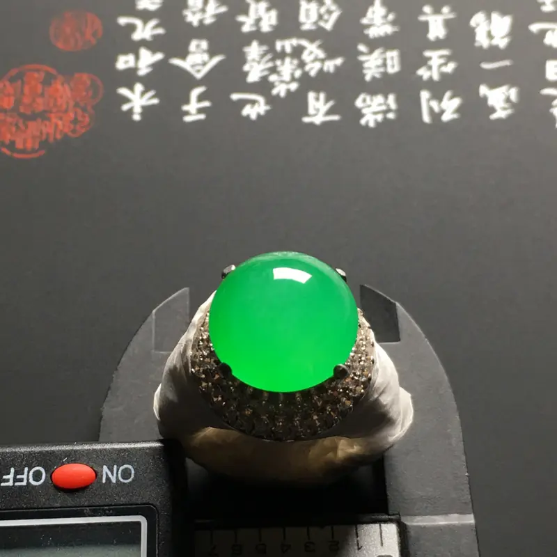 【冰种满色戒面 铜托 尺寸13.6-6.3毫米 水润通透 质地细腻 翠色艳丽 厚桩饱满 品相精美 莫西沙料子 镶嵌后效果更佳】图2