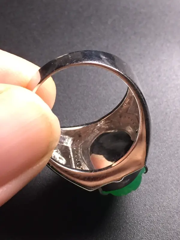 【翡翠A货,阳绿貔貅戒指,18k真金真钻镶嵌,完美,种水超好,玉质细腻。】图7