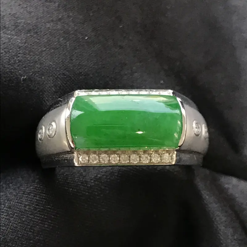 【天然翡翠A货,18K金伴钻镶嵌,满绿马鞍戒指,高品质,色泽鲜艳,饱满圆润,底质细腻,款式新颖时尚,质量超赞,高性价比】图4