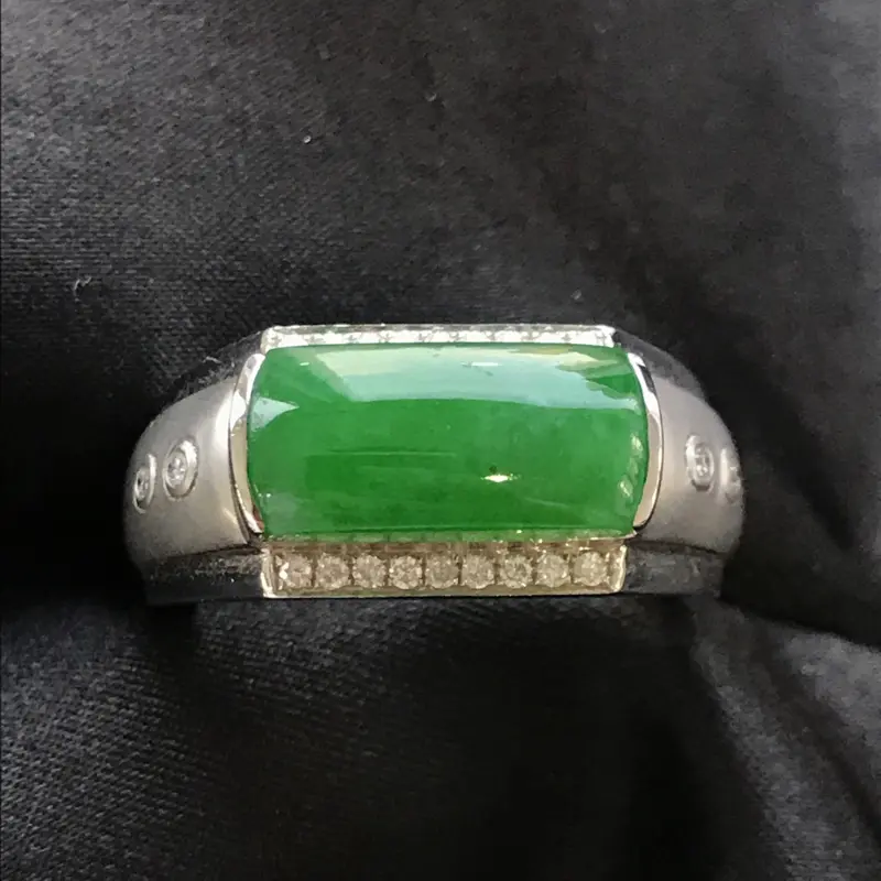 【天然翡翠A货,18K金伴钻镶嵌,满绿马鞍戒指,高品质,色泽鲜艳,饱满圆润,底质细腻,款式新颖时尚,质量超赞,高性价比】图1