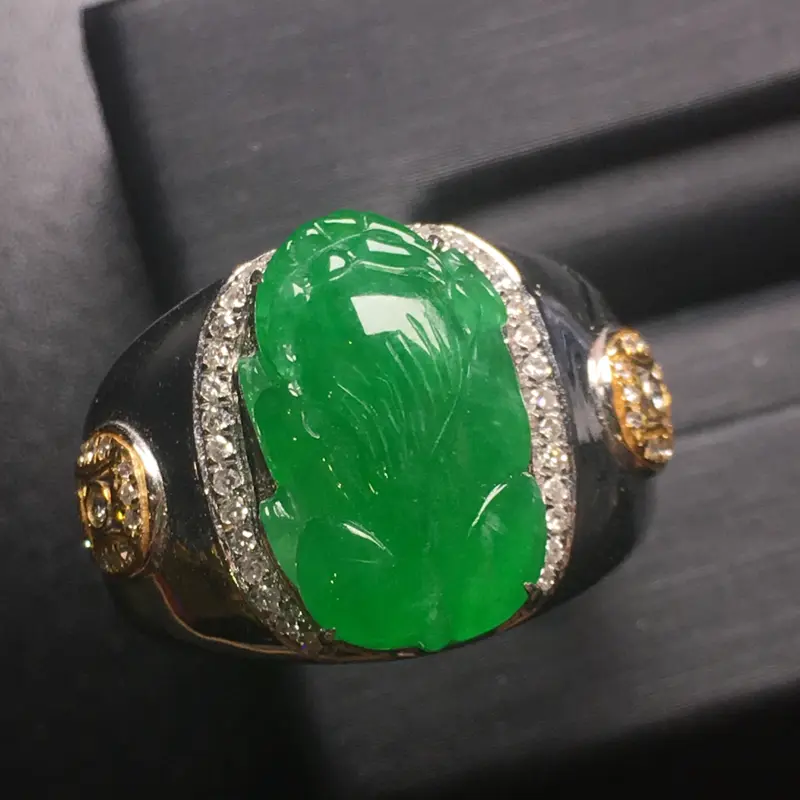 【翡翠A货,阳绿貔貅戒指,18k真金真钻镶嵌,完美,种水超好,玉质细腻。】图4