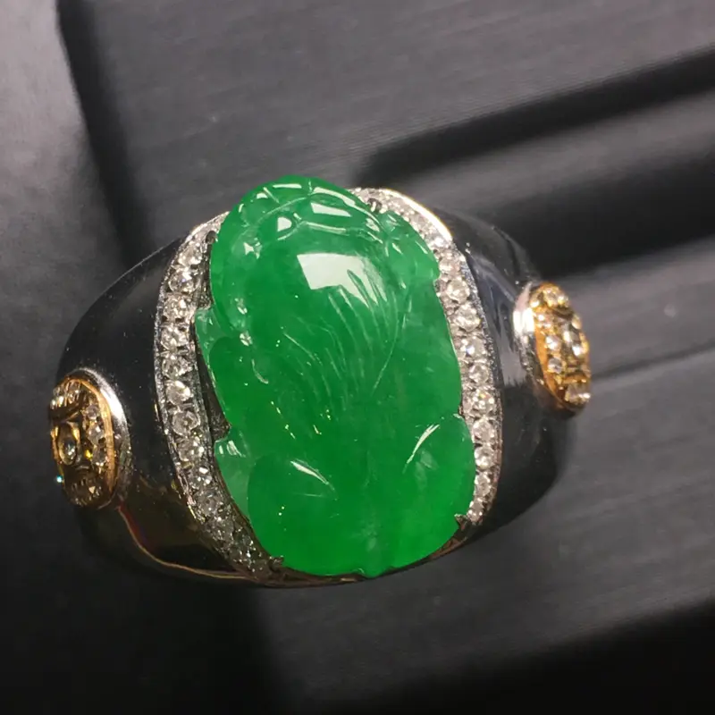 【翡翠A货,阳绿貔貅戒指,18k真金真钻镶嵌,完美,种水超好,玉质细腻。】图2