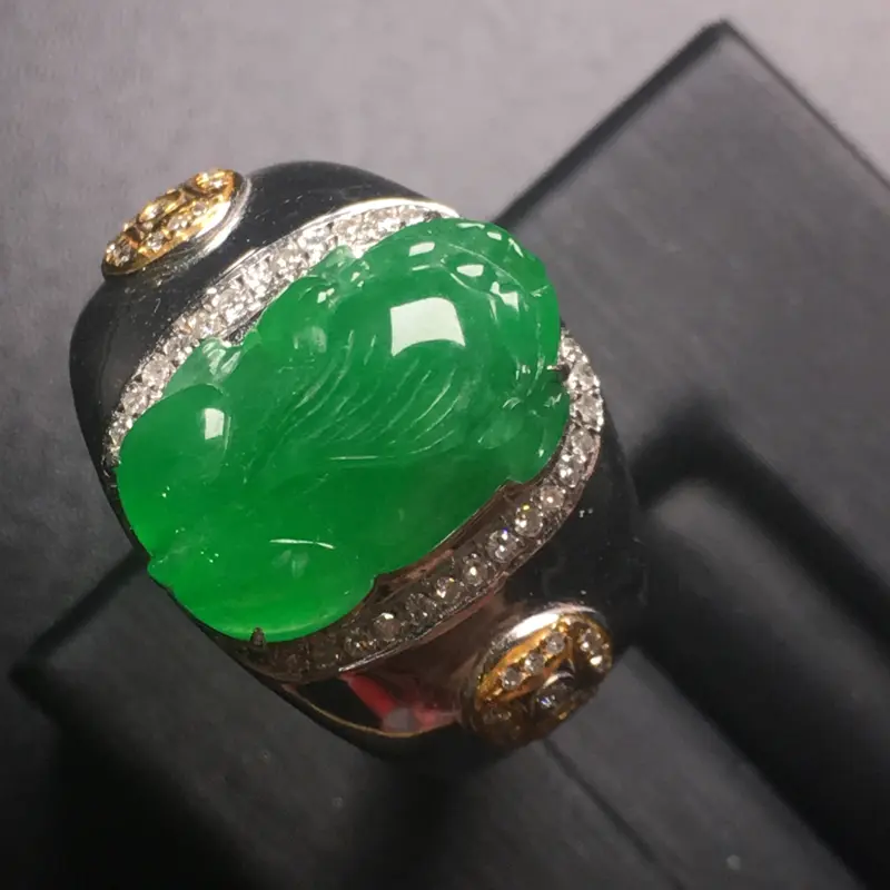 【翡翠A货,阳绿貔貅戒指,18k真金真钻镶嵌,完美,种水超好,玉质细腻。】图1