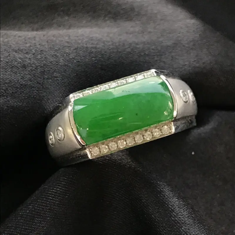 【天然翡翠A货,18K金伴钻镶嵌,满绿马鞍戒指,高品质,色泽鲜艳,饱满圆润,底质细腻,款式新颖时尚,质量超赞,高性价比】图5