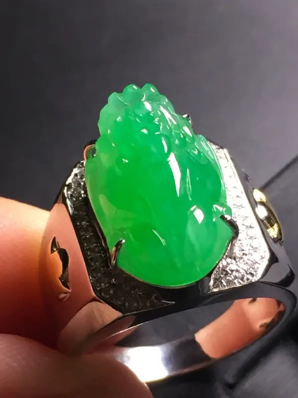 【翡翠A货,阳绿貔貅戒指,18k真金真钻镶嵌,完美,种水超好,玉质细腻。】图5
