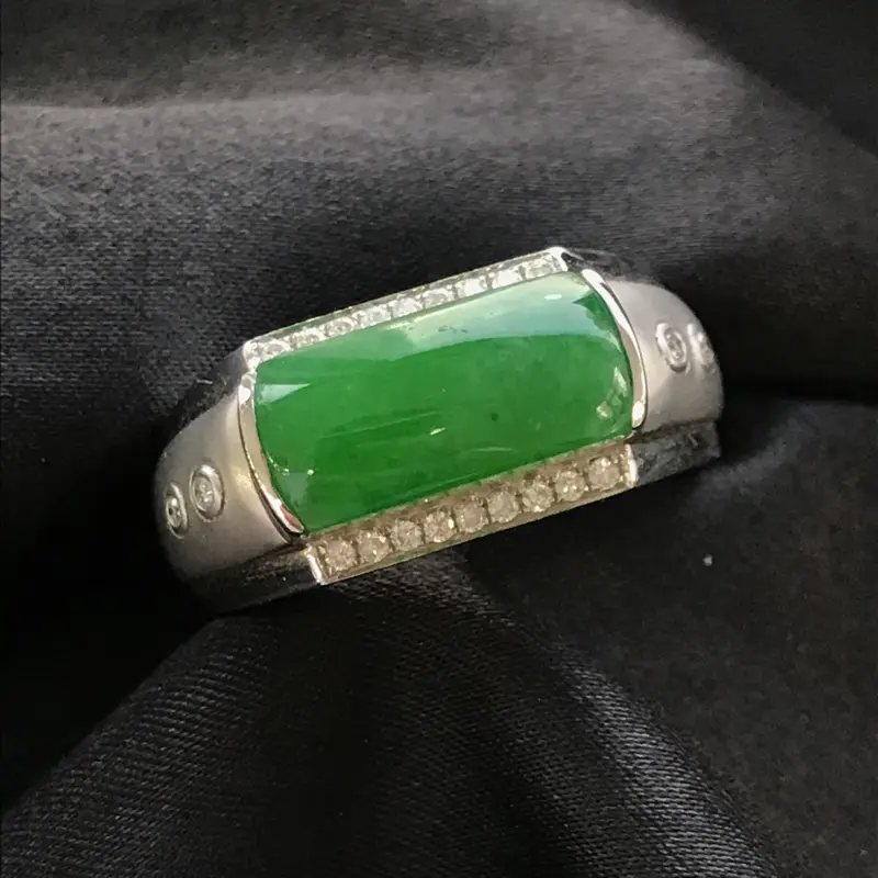 【天然翡翠A货,18K金伴钻镶嵌,满绿马鞍戒指,高品质,色泽鲜艳,饱满圆润,底质细腻,款式新颖时尚,质量超赞,高性价比】图2