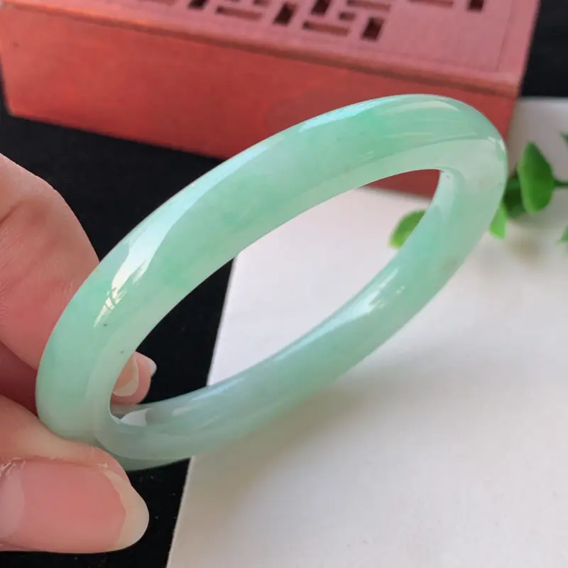 【天然A货翡翠_淡绿翡翠贵妃手镯52.5mm,适合正圈50mm的佩戴,料子细腻,水润秀气,色泽鲜艳,迷人夺目,条形优雅,上手效果好】图4