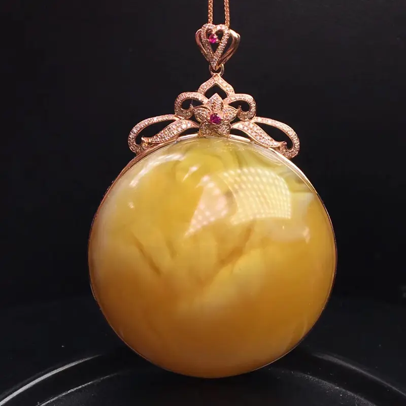 【纯天然原矿蜜蜡金白红花蜡荧光妖孽纹扣子 18K金豪镶包边设计 纹理妖娆 蜡质浓郁 美的超乎想象、堪称鬼斧神工之作 纯天然的唯美画卷🌹天然钻石💎点缀 收藏佩戴臻品 搭配18K金链 总重23.2克###】图3