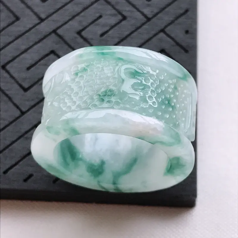 【莹润飘花扳指,内径21/15.3/4.3,雕工精细 玉质细腻水润,底色漂亮,种水好】图2