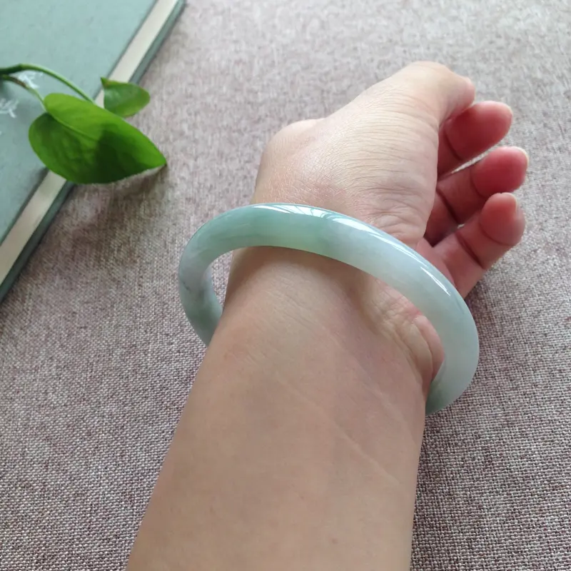 【贵妃:57.8/50.5-8.8-6.5 mm ,正圈56可戴,细糯绿,质地细腻 干净,条形秀气,翠绿明媚 惹眼】图6