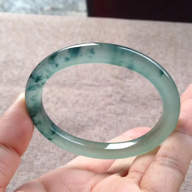 【老坑绿水底飘花贵妃镯,尺寸55.5*7*8.5/47(换正圈52/53)老坑种水,通透无比,清澈见底,起光起胶,花色漂亮雅致,微细纹】图4
