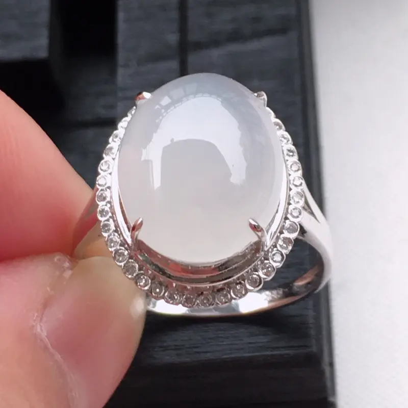 【翡翠a货,18K金伴钻冰糯种水润精美蛋面翡翠戒指,玉质细腻,种水一流,底色漂亮,上身高贵,尺寸内径16.9,裸石13.3/10.5/4.9,厚8.5,】图1