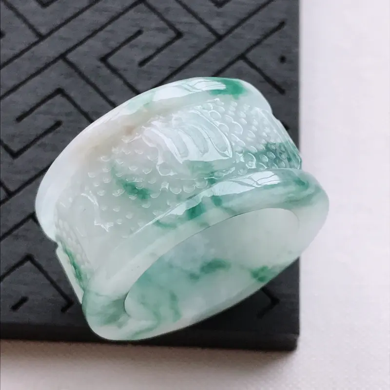 【莹润飘花扳指,内径21/15.3/4.3,雕工精细 玉质细腻水润,底色漂亮,种水好】图4