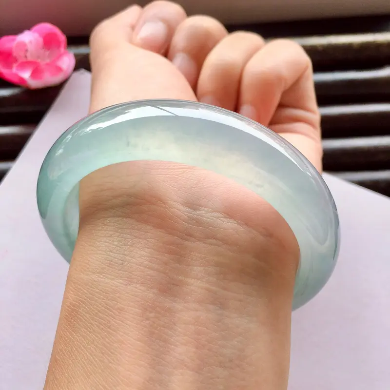 【正圈55.2mm,高冰蓝晴绿底色手镯,高冰的料子,起荧光,水头特别棒~均匀的底色,神秘幽静,宛如湖水一般平静!!】图4