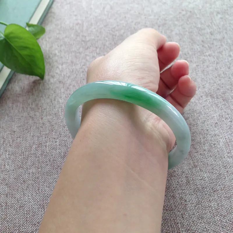 【贵妃:57.8/50.5-8.8-6.5 mm ,正圈56可戴,细糯绿,质地细腻 干净,条形秀气,翠绿明媚 惹眼】图8