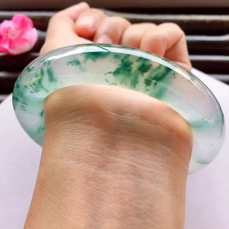 【圆条60.8mm,高冰飘蓝花大圈口手镯,起强莹光,刚性满满!很冰润冰透,水头十足!飘花灵气飘洒,很有意境感!纯净的底子,更显唯美气氛!上手衬种水,光感更强,提升质感!美得很有感觉!】图3