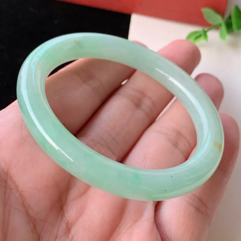 【天然A货翡翠_淡绿翡翠贵妃手镯52.5mm,适合正圈50mm的佩戴,料子细腻,水润秀气,色泽鲜艳,迷人夺目,条形优雅,上手效果好】图6