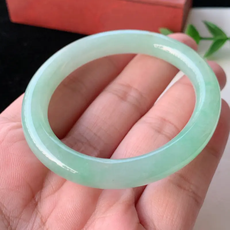 【天然A货翡翠_淡绿翡翠贵妃手镯52.5mm,适合正圈50mm的佩戴,料子细腻,水润秀气,色泽鲜艳,迷人夺目,条形优雅,上手效果好】图7