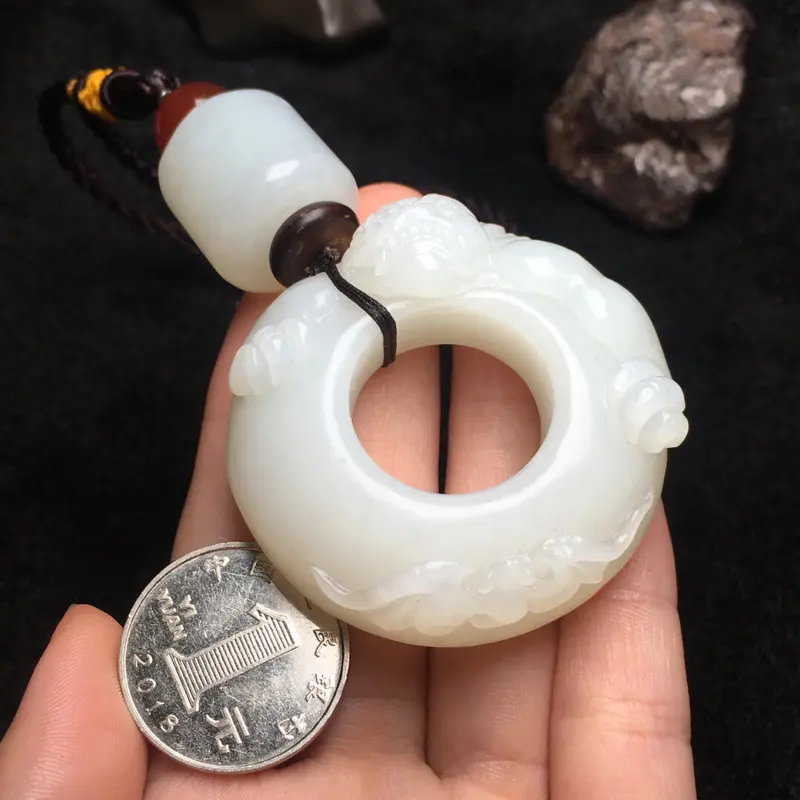 【【手把件 貔貅扣】
规格约:48/48.2/18.6/mm
重量约:80.8g
精品和田玉,天然和田玉,老坑俄料,精雕而成,料子温润细腻,精致雕刻,线条柔美,生动形象,古色古香,精美绝伦,品相极好】图7