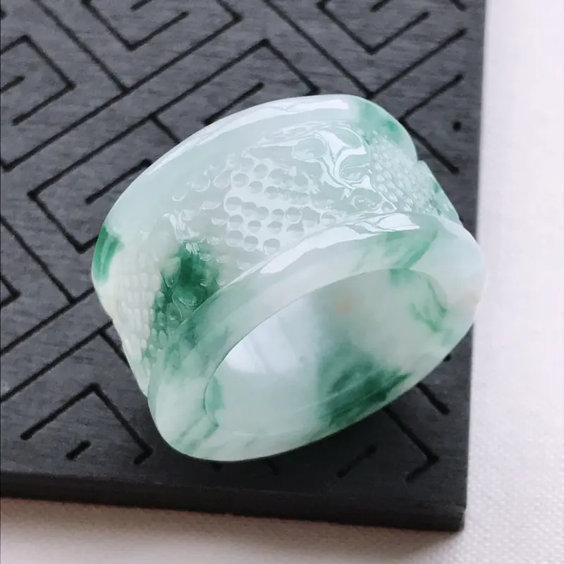 【莹润飘花扳指,内径21/15.3/4.3,雕工精细 玉质细腻水润,底色漂亮,种水好】图1