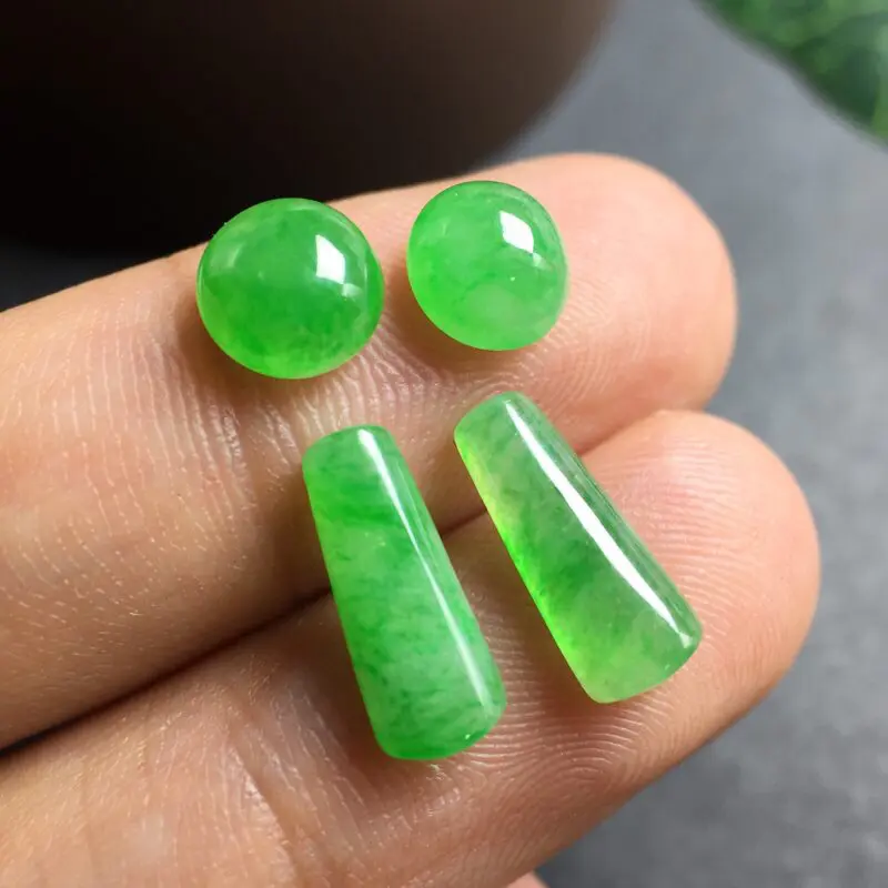 【❤️满绿裸石:种老水足,色泽漂亮,干净起光,圆润饱满,可镶嵌成一对耳钉或吊坠,自己DIY设计成就感满满,镶嵌效果翻翻。
尺寸:6.3--3.9 13.2--9.9--5.2
6.7--3.7 12.0--8.6--4.1】图5