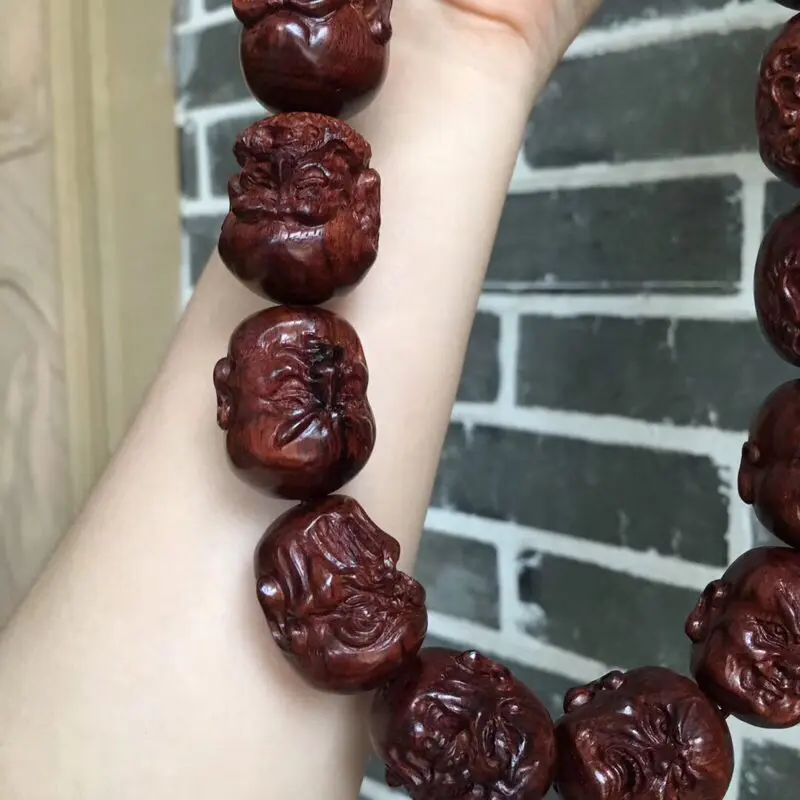 【海南黄花梨油梨 【十八罗汉➕1颗】手持 全手工精工雕琢,一流雕工,各具神态,精美造型,十分唯美,油性一流,香味扑鼻,神韵十足,值得收藏!重157克 2·9X2·4cm!】图3
