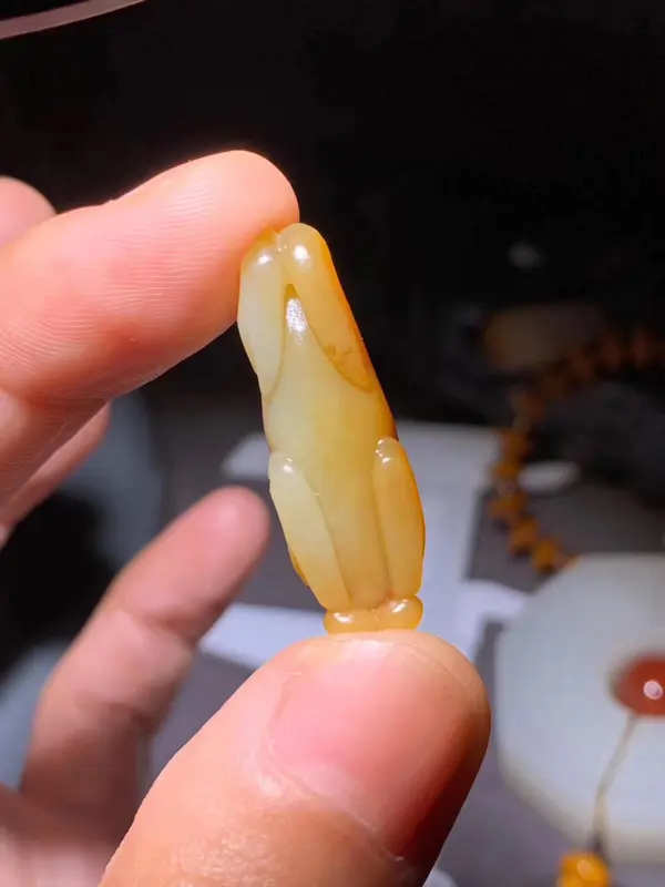 【新疆和田籽料 ,“貔貅瑞兽”,亮眼的鸡油黄!侧面满毛孔 ,打灯全透全黄玉种 ,纯净黄沁精品。】图5