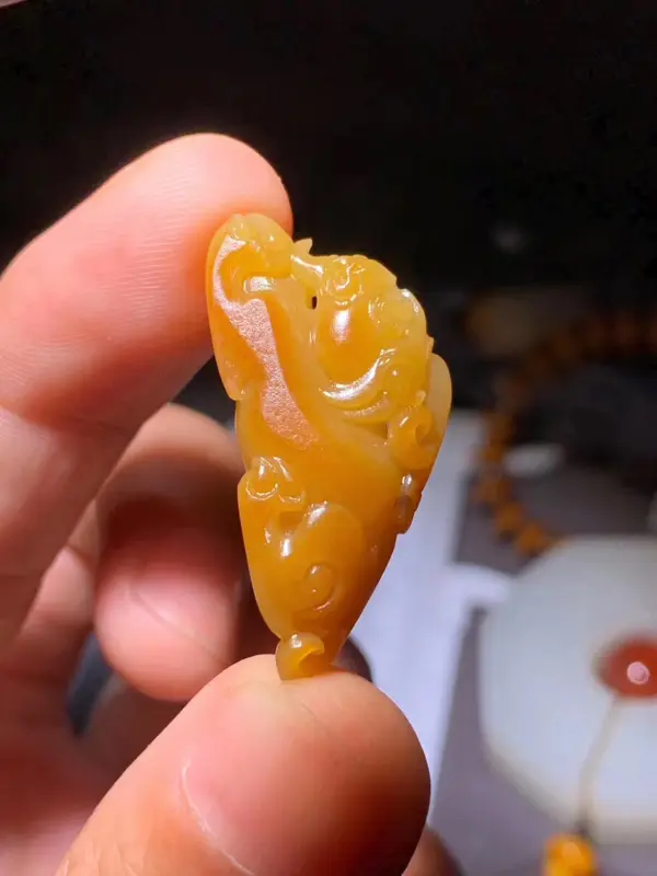 【新疆和田籽料 ,“貔貅瑞兽”,亮眼的鸡油黄!侧面满毛孔 ,打灯全透全黄玉种 ,纯净黄沁精品。】图4