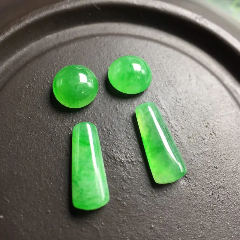 【❤️满绿裸石:种老水足,色泽漂亮,干净起光,圆润饱满,可镶嵌成一对耳钉或吊坠,自己DIY设计成就感满满,镶嵌效果翻翻。
尺寸:6.3--3.9 13.2--9.9--5.2
6.7--3.7 12.0--8.6--4.1】图1