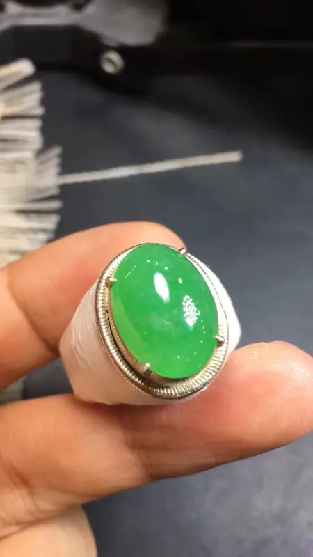【超美的冰阳绿戒指面2号,镶嵌土豪戒指好材料,有种有色,水足色辣,饱满完美,尺寸14.8×10.6】图1