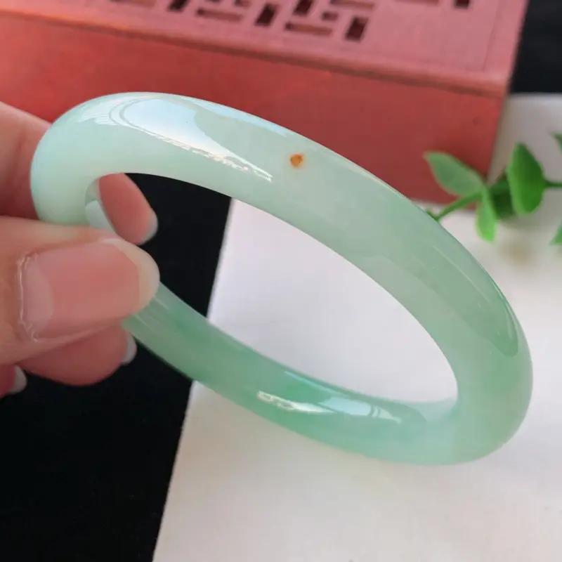 【天然A货翡翠_淡绿翡翠贵妃手镯52.5mm,适合正圈50mm的佩戴,料子细腻,水润秀气,色泽鲜艳,迷人夺目,条形优雅,上手效果好】图3