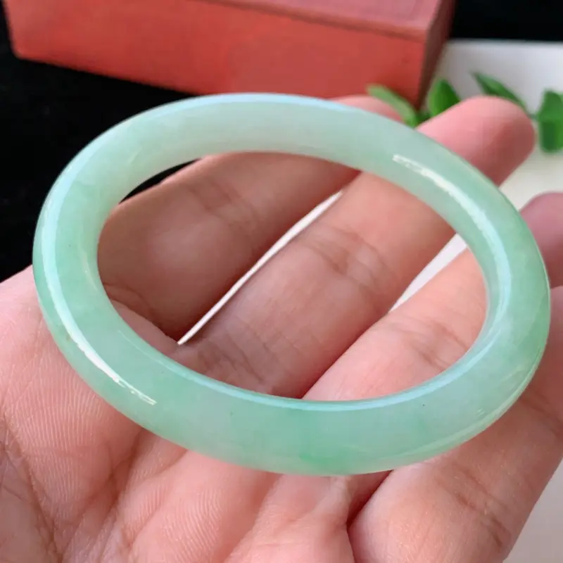 【天然A货翡翠_淡绿翡翠贵妃手镯52.5mm,适合正圈50mm的佩戴,料子细腻,水润秀气,色泽鲜艳,迷人夺目,条形优雅,上手效果好】图8