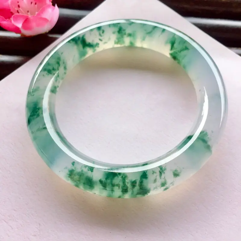 【圆条60.8mm,高冰飘蓝花大圈口手镯,起强莹光,刚性满满!很冰润冰透,水头十足!飘花灵气飘洒,很有意境感!纯净的底子,更显唯美气氛!上手衬种水,光感更强,提升质感!美得很有感觉!】图2