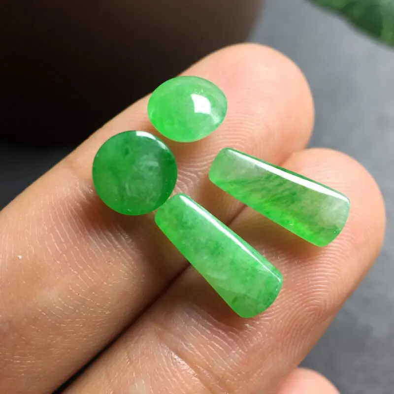 【❤️满绿裸石:种老水足,色泽漂亮,干净起光,圆润饱满,可镶嵌成一对耳钉或吊坠,自己DIY设计成就感满满,镶嵌效果翻翻。
尺寸:6.3--3.9 13.2--9.9--5.2
6.7--3.7 12.0--8.6--4.1】图7