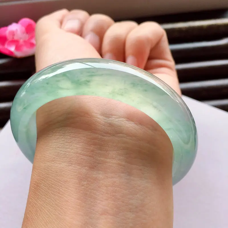 【正圈55.2mm,高冰蓝晴绿底色手镯,高冰的料子,起荧光,水头特别棒~均匀的底色,神秘幽静,宛如湖水一般平静!!】图7